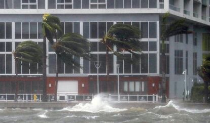 Las olas golpean en la bahía Vizcaína de Miami.