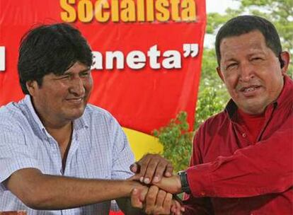 Hugo Chávez (izquierda) y Evo Morales, ayer en Venezuela