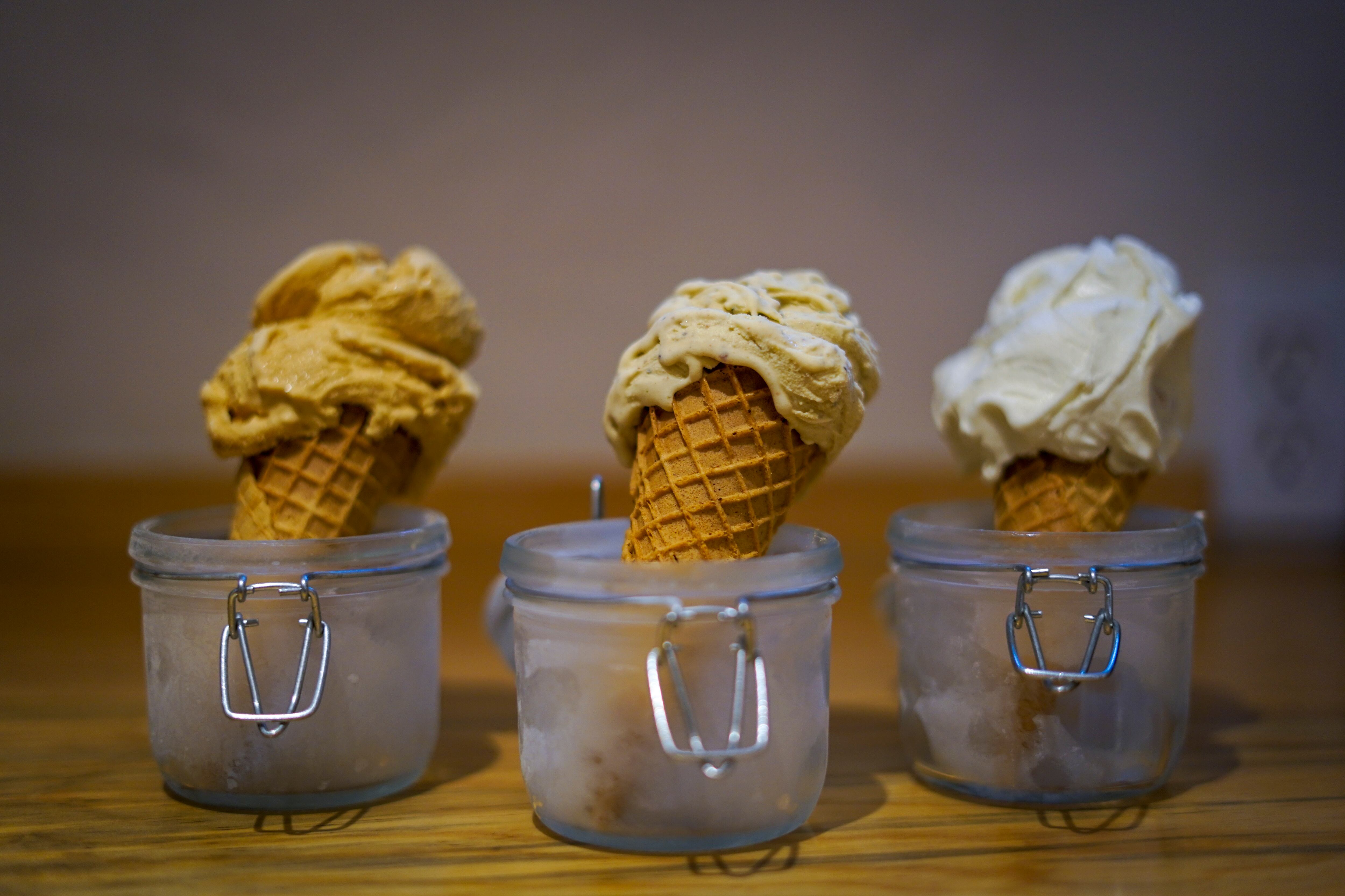 Conos de gelato de pistache, caramelo con sal y aceite de olivo de Joe Gelato.