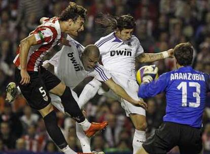 Pepe salta entre Sergio Ramos y Amorebieta tras el lanzamiento de una falta sobre el área del Athletic, el sábado.