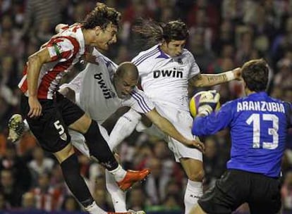 Pepe salta entre Sergio Ramos y Amorebieta tras el lanzamiento de una falta sobre el área del Athletic, el sábado.