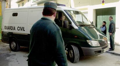 Un furgón policial abandona los juzgados de Santa Fe (Granada) en 2004.