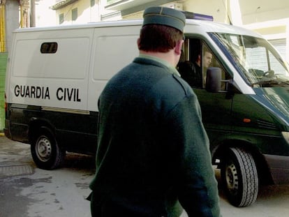 Un furg&oacute;n policial abandona los juzgados de Santa Fe (Granada) en 2004.