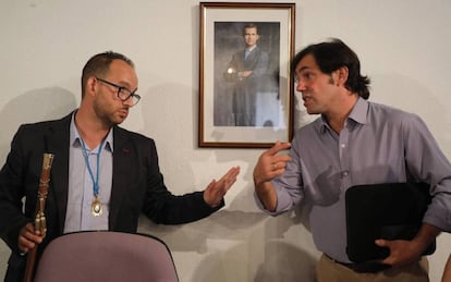 Serafín Faraldos (con el bastón de mando) dialoga con el alcalde saliente de Ciudadanos durante el pleno que aprobó la moción de censura en 2017.