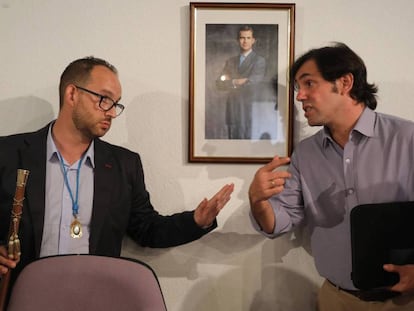 Serafín Faraldos (con el bastón de mando) dialoga con el alcalde saliente de Ciudadanos durante el pleno que aprobó la moción de censura en 2017.