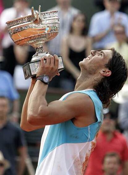 Nadal alza al cielo su tercera copa de Roland Garros tras el emocionante partido contra Federer.