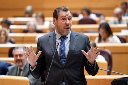 El ministro de Transportes y Movilidad Sostenible, Óscar Puente, durante el Pleno del Senado este martes, en Madrid.