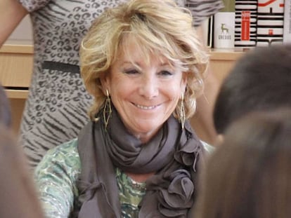 Esperanza Aguirre, en su primera visita al centro que imparte el bachillerato de excelencia, en diciembre de 2011.