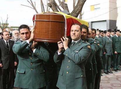 Compañeros del guardia civil asesinado en Salou transportan el féretro