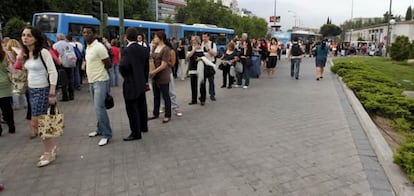 Un grupo de personas hace cola en las paradas de autobuses de Nuevos Ministerios en la segunda jornada de huelga en el Metro de la capital.