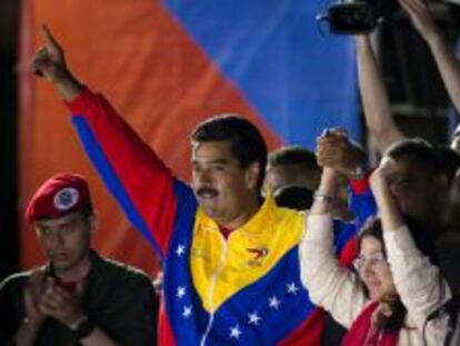 El presidente encargado y ganador de los comicios de en Venezuela, Nicol&aacute;s Maduro, saluda a los seguidores en Caracas.