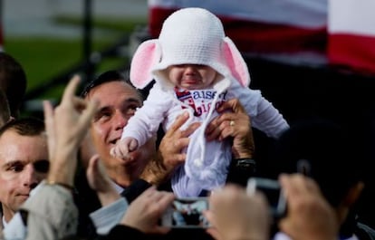 Romney a&uacute;pa a un ni&ntilde;o en un mitin en Virginia. 