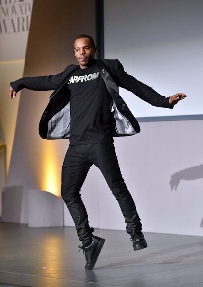 Charles 'Lil Buck', premio a la innovación en artes escénicas, baila durante la gala WSJ, celebrada en el MoMA de Nueva York.
