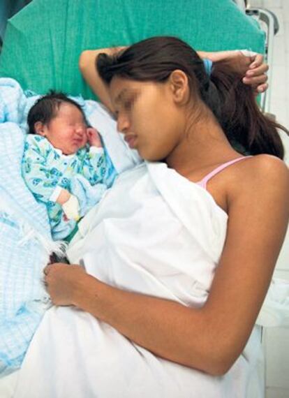 Adolescente junto a su hijo en Caracas (Venezuela).