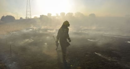 Un bombero en tareas de extinci&oacute;n del incendio, en Tres Cantos.