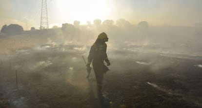 Un bombero en tareas de extinción del incendio, en Tres Cantos.