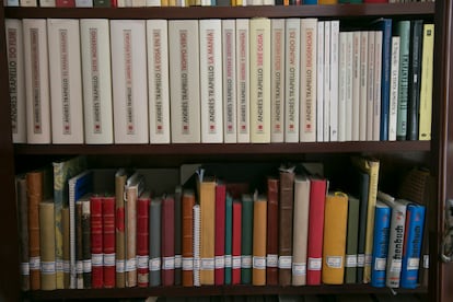 Mueble con los diarios de Andrés Trapiello y sus cuadernos originales.