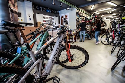 Interior de la tienda de bicis Calmera, una de las más grandes de Madrid, este lunes.