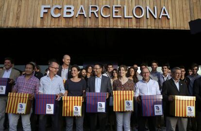 El candidato a la presidencia del FC Barcelona, Josep Maria Bartomeu, acompañado por los miembros de su equipo.