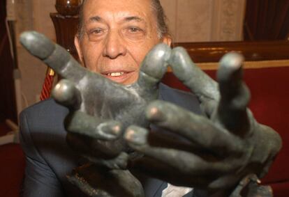 Salvador Távora, fundador del grupo La Cuadra de Sevilla, con el IV Premio Atahualpa Del Cioppo del FIT, en 2003.