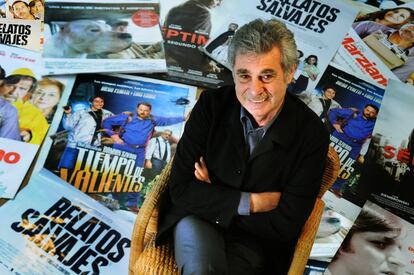 Hugo Sigman con carteles de películas que ha producido.