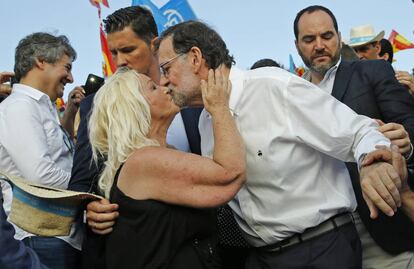 Una seguidora besa a Mariano Rajoy, durante el mitin de Valencia.