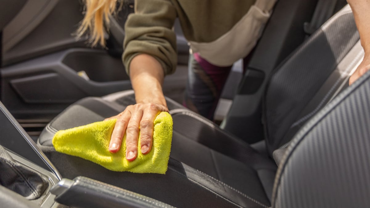 El producto estrella que restaura el cuero del coche y los sofás fácilmente