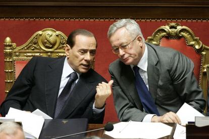 El primer ministro italiano Silvio Berlusconi y el ministro de econom&iacute;a Giulio Tremonti hablan en el Senado italiano.