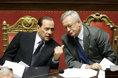 El primer ministro italiano Silvio Berlusconi y el ministro de economía Giulio Tremonti hablan en el Senado italiano.