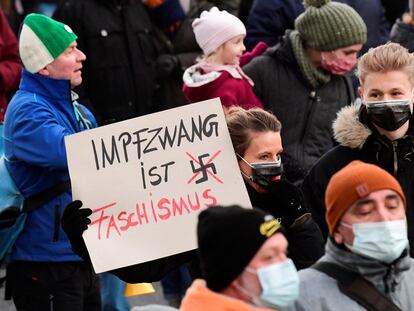 Una mujer lleva una pancarta durante una manifestación contra las restricciones, en Hamburgo, Alemania, el pasado 18 de diciembre.