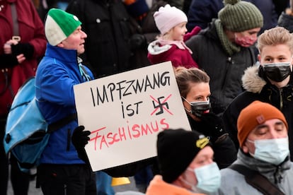 Una mujer lleva una pancarta durante una manifestación contra las restricciones, en Hamburgo, Alemania, el pasado 18 de diciembre.