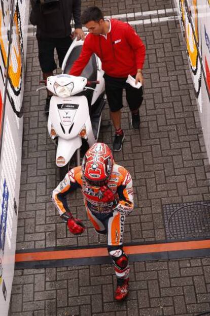 Márquez, a su regreso al box, este sábado, tras caer en la clasificación.