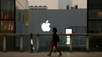 Una mujer pasa por delante de una tienda de Apple en Pek&iacute;n.