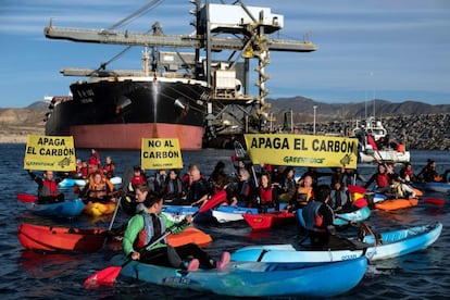 Más de 70 activistas de Greenpeace de siete nacionalidades distintas han accedido este lunes a a bordo de 45 kayaks al puerto de la central térmica de Endesa en Carboneras (Almería) para exigir su cierre a la compañía eléctrica.