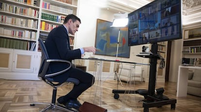 Pedro Sánchez participa en el Consejo Europeo por videoconferencia el 26 de marzo. 