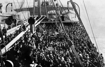 Navio com migrantes em direção a Ellis Island, em 1906.