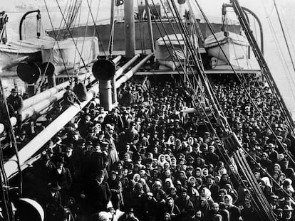 Navio com migrantes em direção a Ellis Island, em 1906.