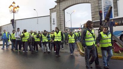 Delegados sindicales de Navantia parten del astillero ferrolano en peregrinación a A Coruña para pedir carga de trabajo.