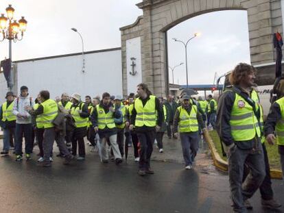 Delegados sindicales de Navantia parten del astillero ferrolano en peregrinación a A Coruña para pedir carga de trabajo.