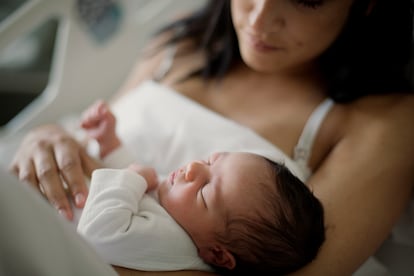 Una niña recién nacida con su madre en el hospital Sant Pau de Barcelona.