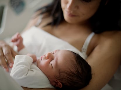Una niña recién nacida con su madre en el hospital Sant Pau de Barcelona.