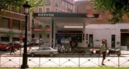 Gasolinera de Repsol en el paseo del Prado (Madrid).