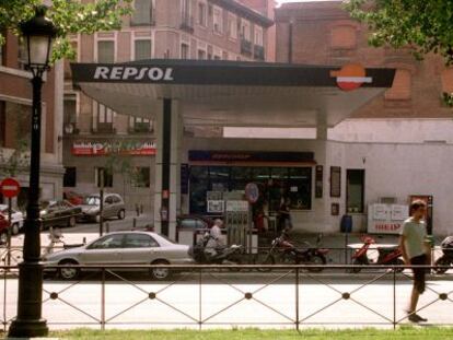 Gasolinera de Repsol en el paseo del Prado (Madrid).