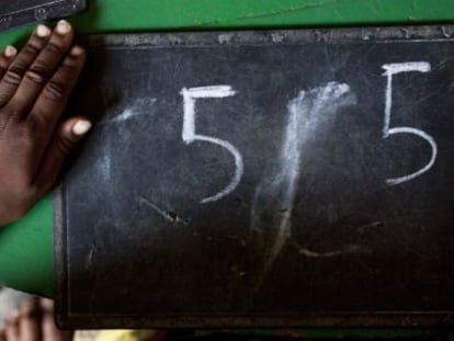 Los niños aprenden números y letras durante su etapa en la guardería, como en esta del centro de Nyamey.