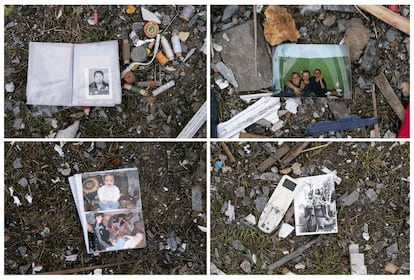Fotografías de álbumes familiares junto a una casa bombardeada por los rusos en Járkov, Ucrania.