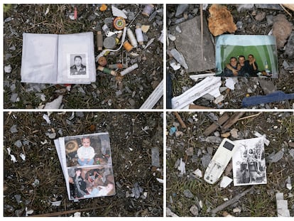 Fotografías de álbumes familiares junto a una casa bombardeada por los rusos en Járkov, Ucrania. 