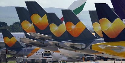 Aviones de Thomas Cook, aparcados enel aeropueto de Manchester.