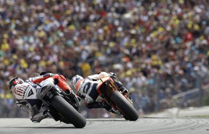 Dani Pedrosa (d) y Jorge Lorenzo compiten durante el Gran Premio de MotoGP de Alemania, disputado en Sachsenring, el 18 de julio de 2010.