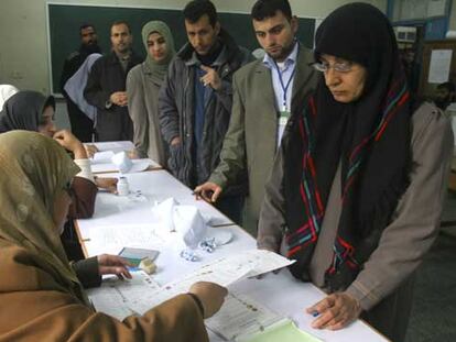 Votantes palestinos, ayer en el campo de refugiados de Shati, en la franja de Gaza.