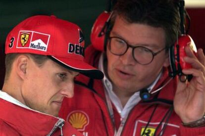 Schumacher escucha las instrucciones de Ross Brawn, su director técnico, en el GP de Bélgica de 1998, cuando ambos estaban en Ferrari.
